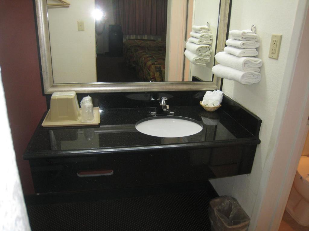 Motel 8 Maricopa Bagian luar foto